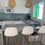 בית נופש Renovated 2 Bedroom In