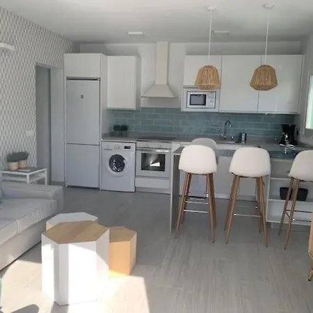 Сasa de vacaciones Renovated 2 Bedroom In *