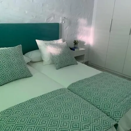 Сasa de vacaciones Renovated 2 Bedroom In *