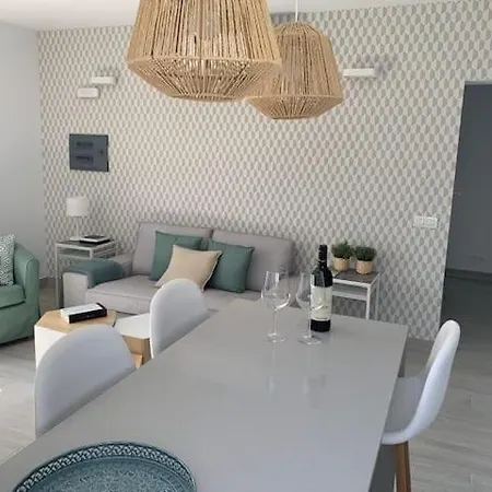 Renovated 2 Bedroom In Prázdninový dům