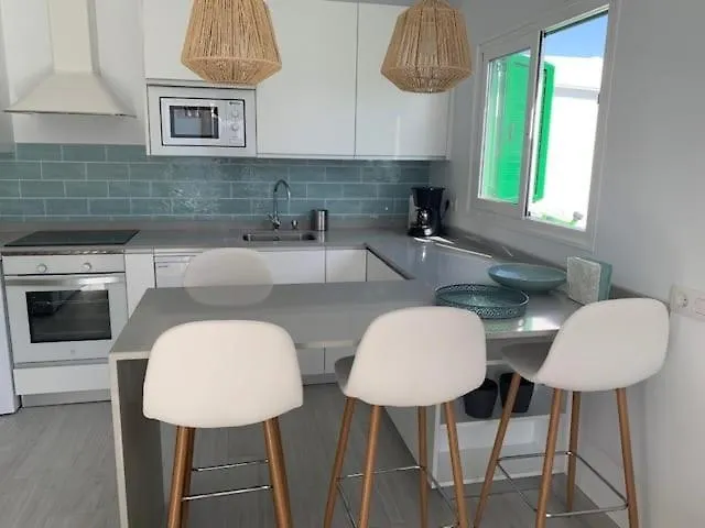 펜션 Renovated 2 Bedroom In